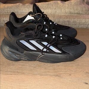 Size 8 Adidas Ozelia Sneaker